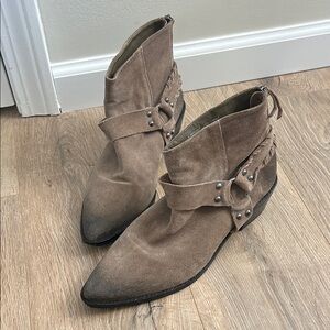 Vintage 7 Alameda Tan Suede Ankle Boots - Size 11